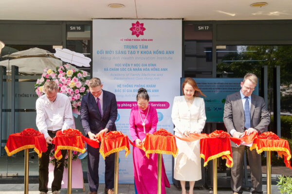 OPENING CEREMONEY OF HONG ANH HEALTH INNOVATION INSTITUTE AND AGREEMENT SIGNING CEREMONY BETWEEN HONG ANH HEALTHCARE GROUP AND HEKABIO K.K